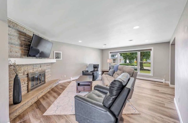 Charming 4-Bedroom Home, Short Walk to Lambeau