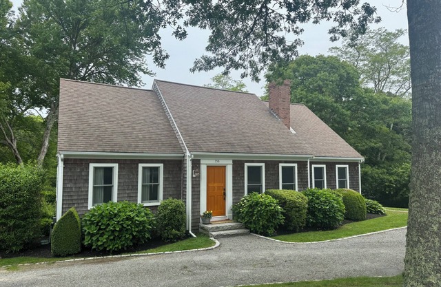 Charming 4-bedroom house with AC and WiFi steps from Wequassett Resort