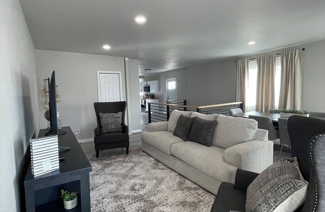 Charming 4-bedroom house with AC, WiFi in delightful Pueblo