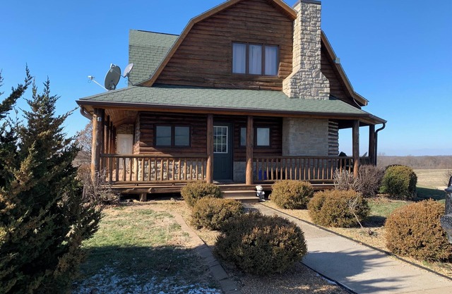 Charming 4-bedroom Sleeps 10 lodge with AC and WiFi in welcoming Nebo