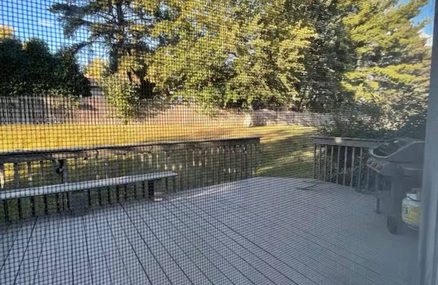 Charming 4-bedroom house in Lake Zurich w/indoor fireplace and private backyard