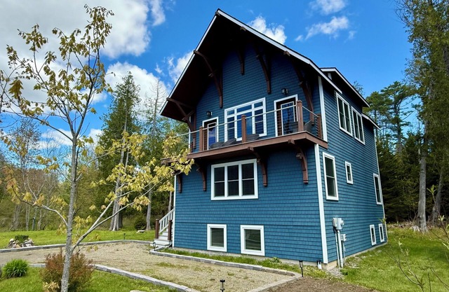 Charming 4-bedroom Year Around Coastal Retreat near Camden with new firepit area