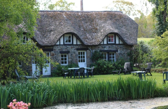 Charming 4-Person Cottage with Thatch Roof, Fireplace, Near Pond, Pet-Friendly
