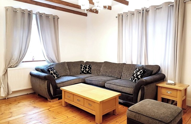 Charming 4B Bungalow w/Garden Near Beach and Downs