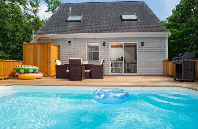 Charming 4B island getaway with revitalized pool area, beach decor, pet-friendly