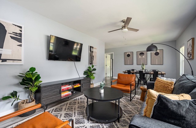 Charming 4bd/4ba house, 2 King Beds, Firepit, Game Area in beautiful Atlanta