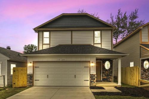 Charming 4BR New Home Columbus With Garage Parking