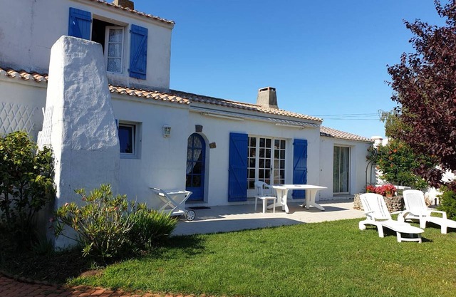 Charming 5-Bedroom House with Garden near Beach and Shops