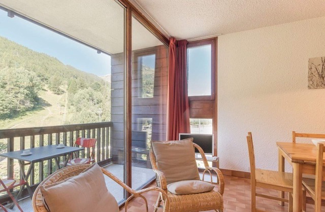 Charming 6-Person Apartment - 2 Bedrooms, Balcony, WiFi - Serre Chevalier, Chantemerle