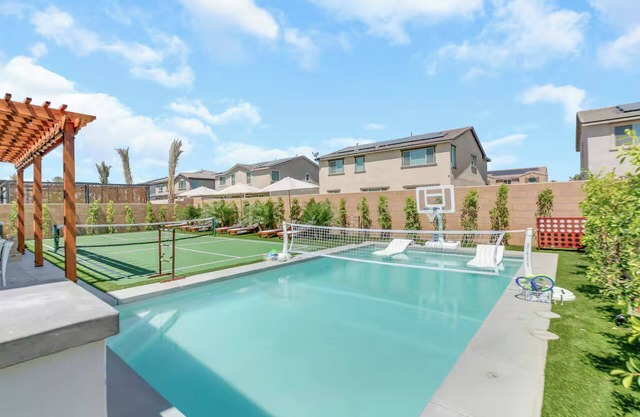 Charming 7-bedroom house Pickleball+Spa+Pool+BBall+13Beds