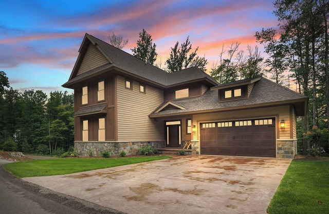 Charming 7 BR home | Sleeps 17 Guests | 2 Fireplaces |New hot tub