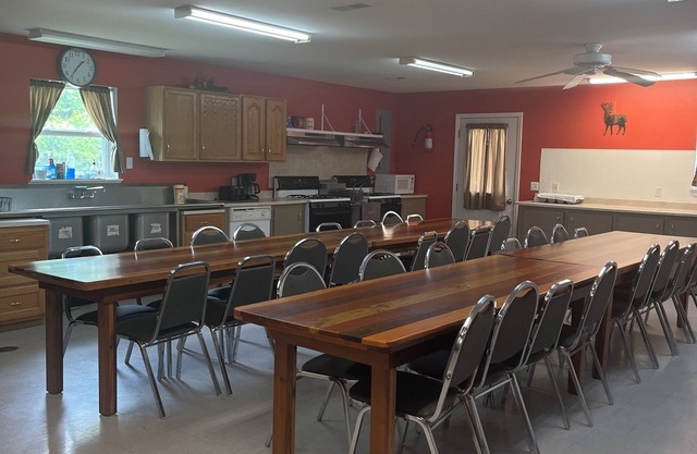 Charming 8-bedroom lodge with WiFi, AC in lovely Batchtown