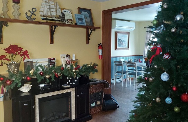 Charming all 3-bedroom B&B with WiFi and AC in lovely Lake George Village
