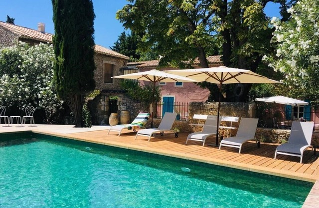 Charming and comfortable Provencal farmhouse with beautiful swimming pool