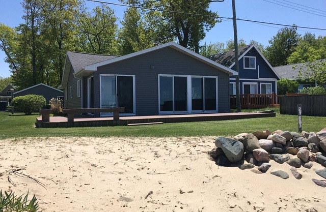 Charming and Cozy Lake Front Cottage on Private Beach