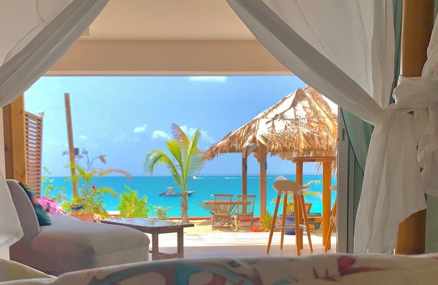 Charming apartment, 1 or 2 bedrooms. Best spot of the beach! Heart of village