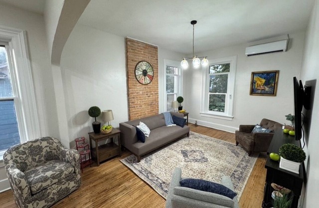 Charming apartment in historic home. Perfect launch pad to visit to Nauvoo!