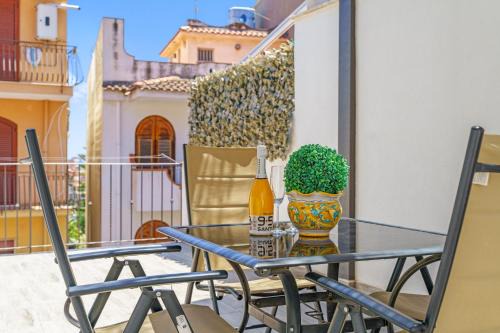 Charming apartment with a large terrace just a few minutes' walk from the beach and the downtawn at 15 minutes from Taormina