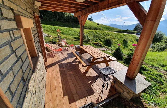 Charming apt. at the foot of the slopes, near center, with terrace, ski locker, and parking