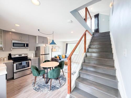 Charming B&B Mezzanine with Free Parking!