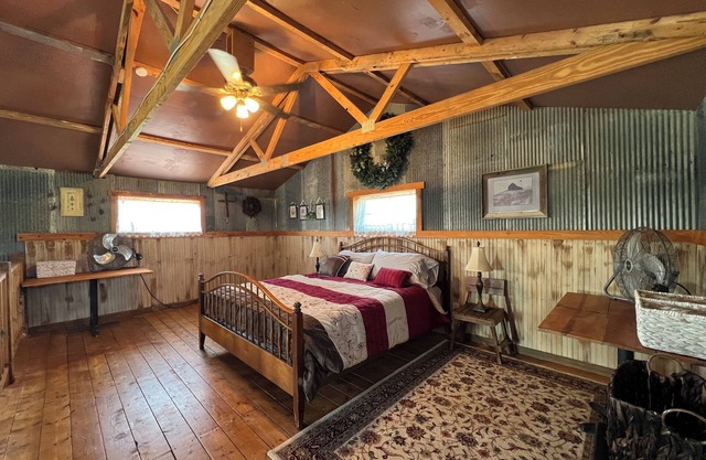 Charming barn with AC in Rogersville - 2 bedrooms available