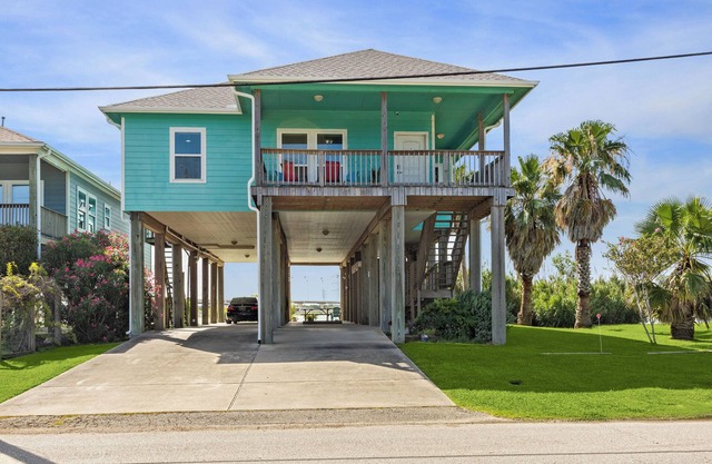 Charming bayside retreat waterfront 2-bedroom 2 full bath house with WiFi, AC