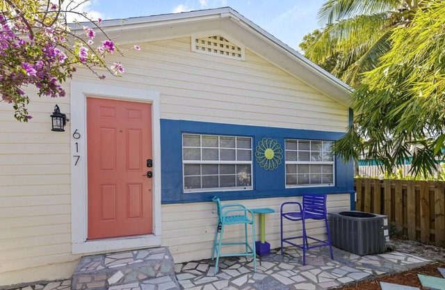 Charming Beach Home Near Lake Ave