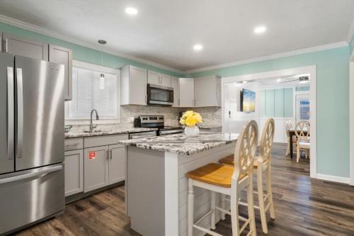 Charming Beach House! Just Steps from the Beach! Sleeps 8! By Dolce Vita Getaways