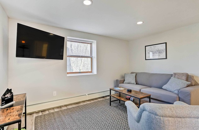 Charming Beacon Apt w/Fire Pit: Near Hiking!