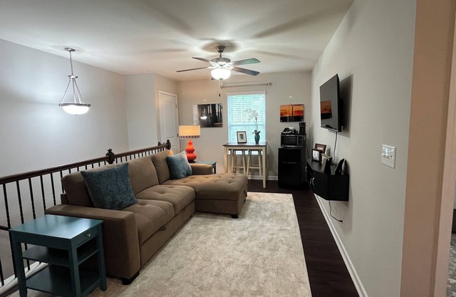 Charming bed/bath suite, living rm, kitchenette, steps to shops, trails & dining