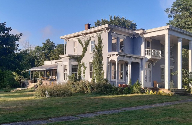Charming bed & breakfast with WiFi and AC in historic Strongsville