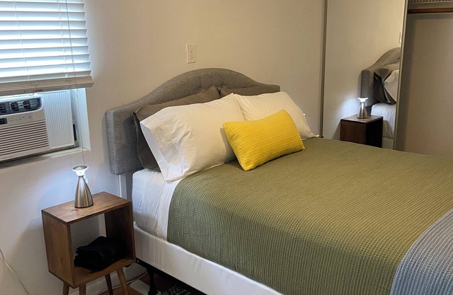 Charming bedroom + sitting room + private entrance in lovely East Wilton Manors.