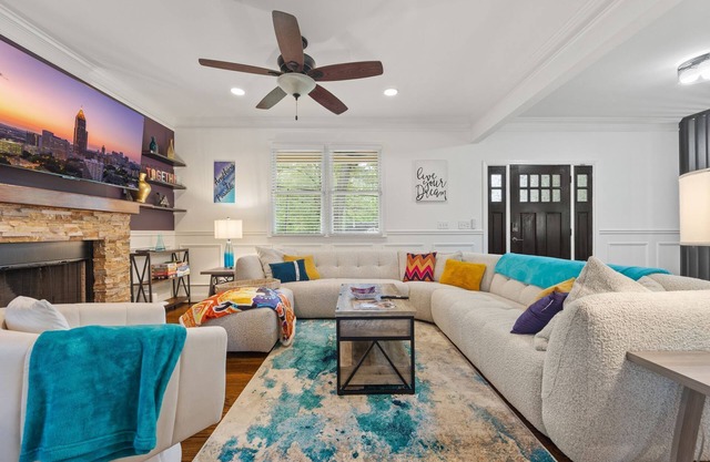 Charming Boho Getaway -Near Downtown- Sleeps 10