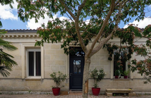 Charming Bordeaux shop with swimming pool