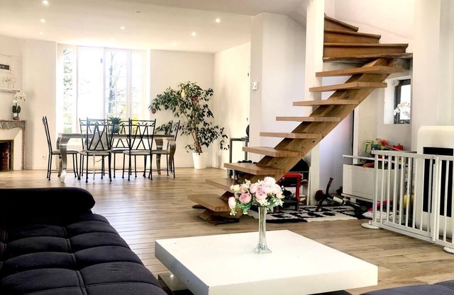 Charming bourgeois house 1 hour from Paris - 12 travellers - garden 3,370 sqm
