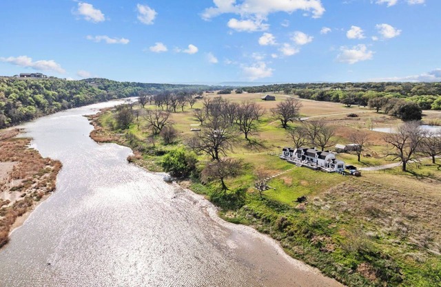 Charming Brazos River Front Cottage perfect for Stargazing, Tranquil and Private
