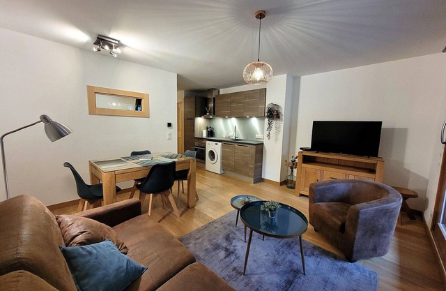 Charming, Bright Apartment Near Center, Sleeps 4, Modern Amenities, Ski Locker, Parking Included