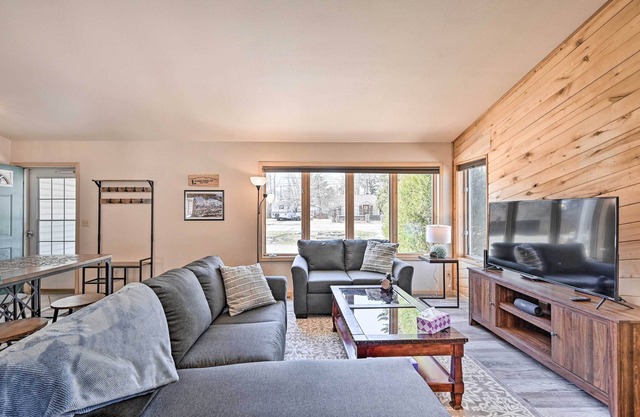 Charming Buena Vista Home w/Hot Tub + Deck!