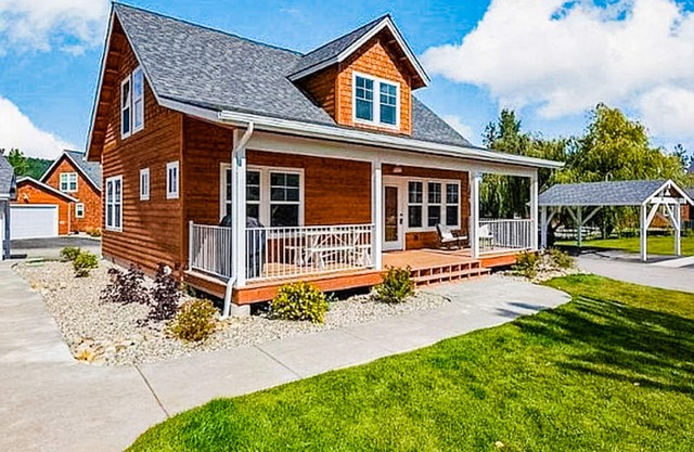 Charming bungalow near the lake with fireplace, central AC, & washer/dryer