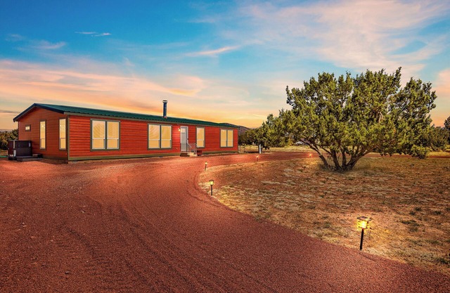 Charming Cabin Close to Grand Canyon South Rim, Family Friendly, Telescope, Fun!