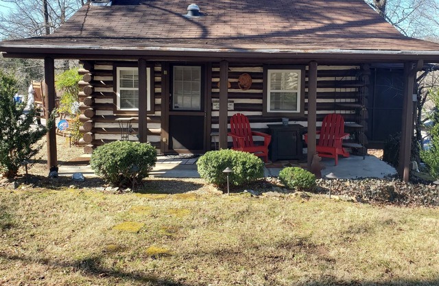 Charming Cabin in the heart of Asheville. Dogs considered!