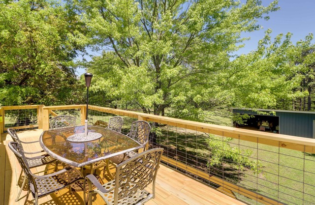 Charming Cabin in Mountain View w/ Deck!