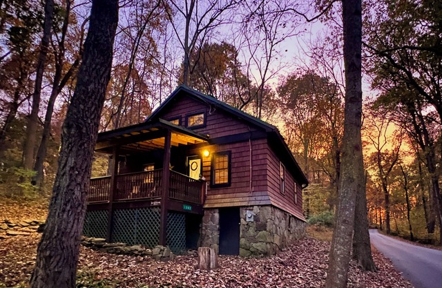 Charming Cabin in the Woods with River Access