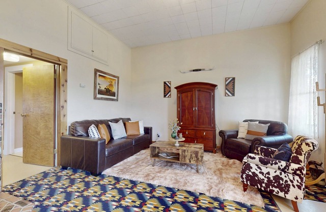 Charming cabin on Long Hollow Ranch, dog friendly, w/WiFi, AC, access to trails