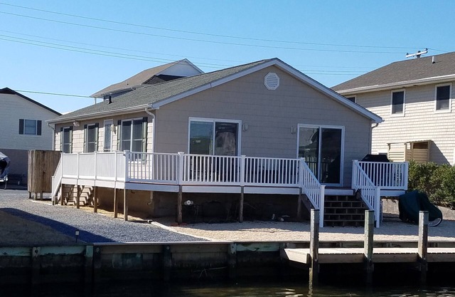 Charming canal front home, quiet neighborhood, one mile from ocean, Prof. Clean.