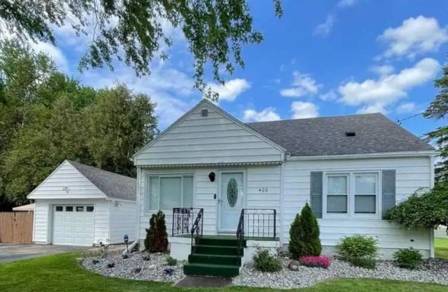 Charming cape cod close to it all!