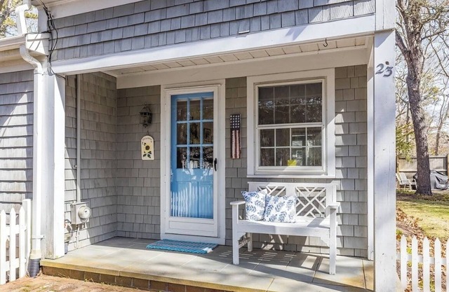 Charming Cape Cod Cottage walking distance to the beach