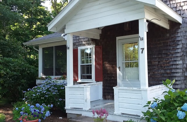 Charming Cape House in Megansett area of North Falmouth - walk to the beach!