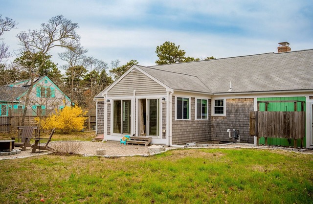 Charming cape home near beach, town, bike path & shops | Central AC