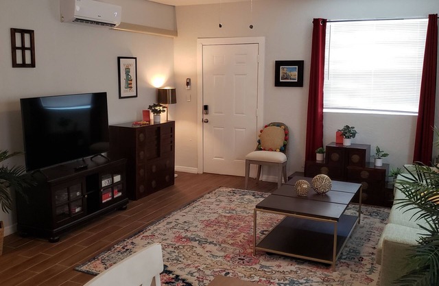 Charming Caribbean 1-bedroom roomy Apartment in amazing Downtown Sanford